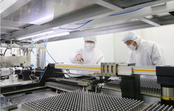 《宣傳貫徹經(jīng)濟(jì)工作會議精神》春節(jié)不停工 堅守崗位促生產(chǎn)